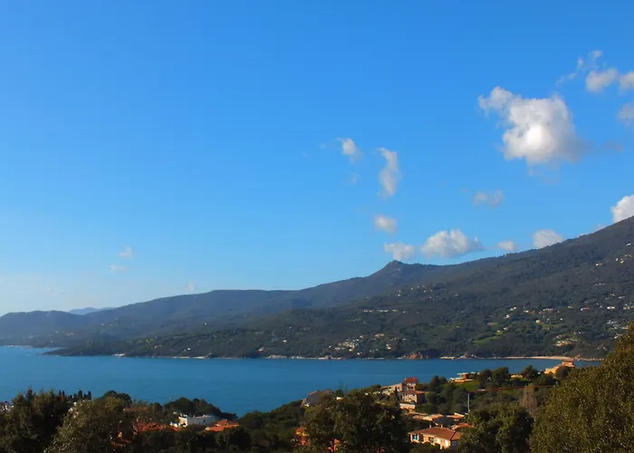 Aria Marina Aparthotel 4*